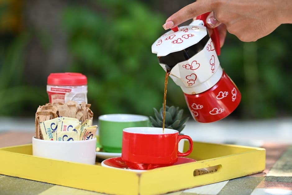 Acogedora disposición al aire libre con tazas de café coloridas, en el chat de Bonao