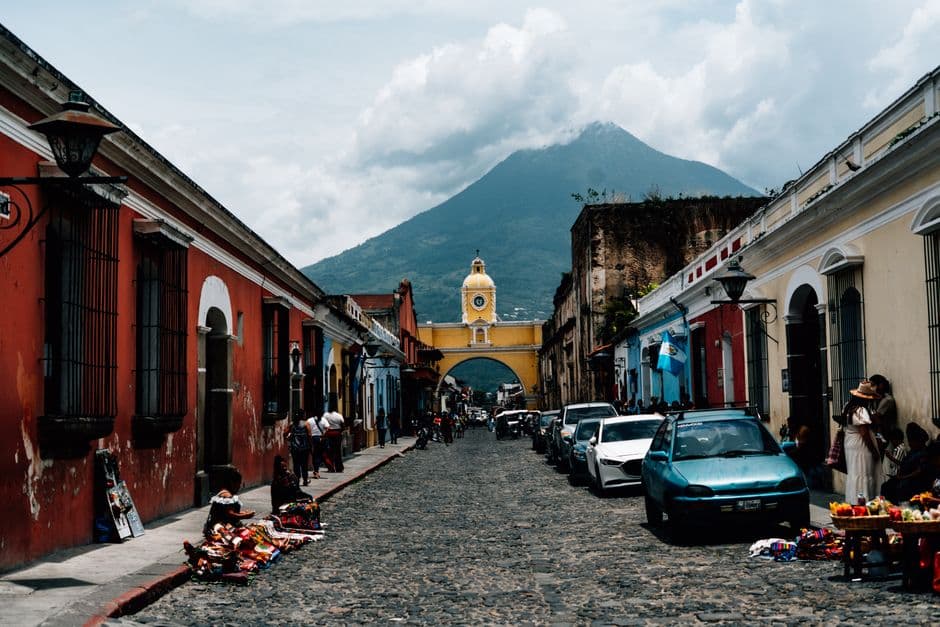 Calle empedrada con un volcán al fondo, en el chat de Santa Bárbara