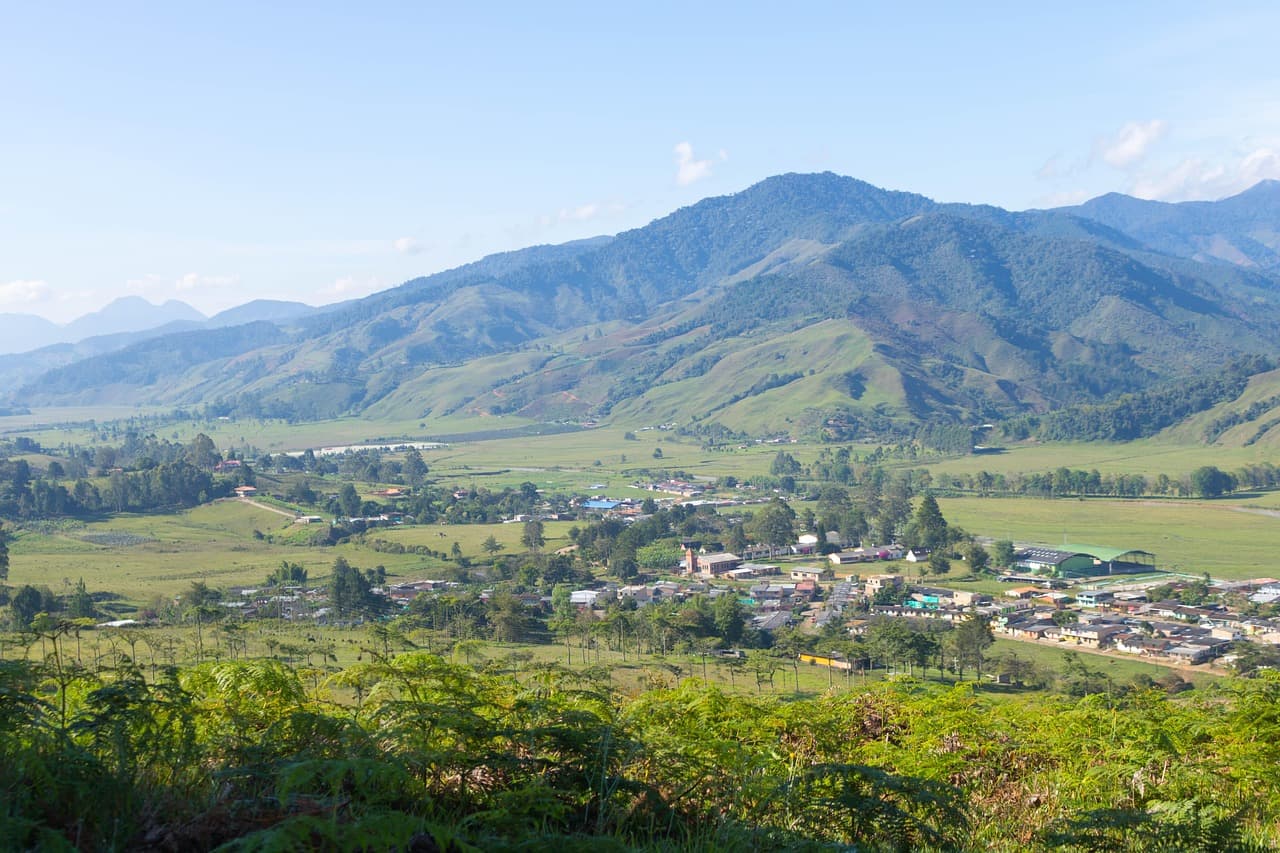 Personas entre montañas y naturaleza verde, en el chat de Arboletes