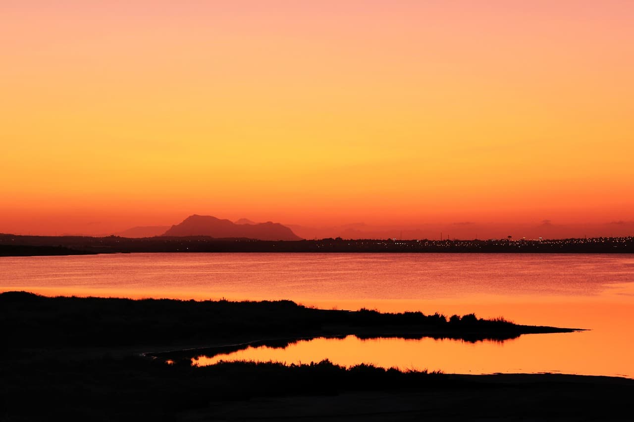 Atardecer sobre una laguna, en el chat de Las Matas de Farfán
