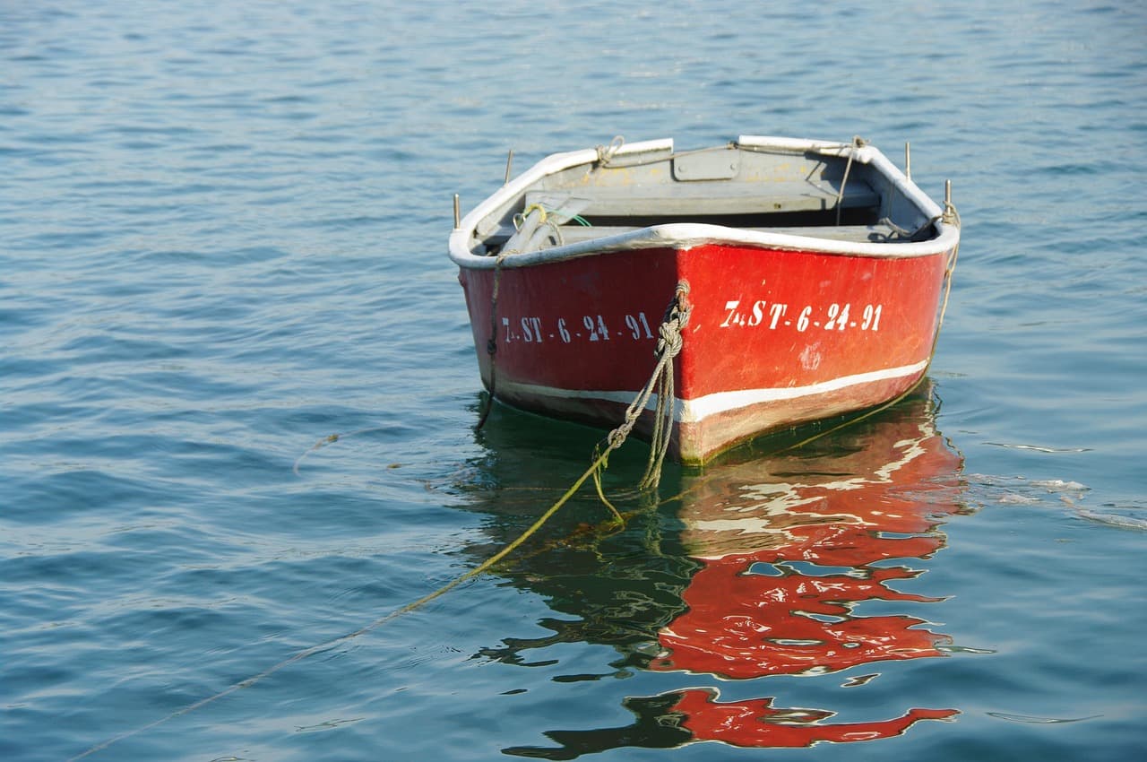 Barco rojo navegando en el mar, en el chat de San Vicente de Tagua Tagua