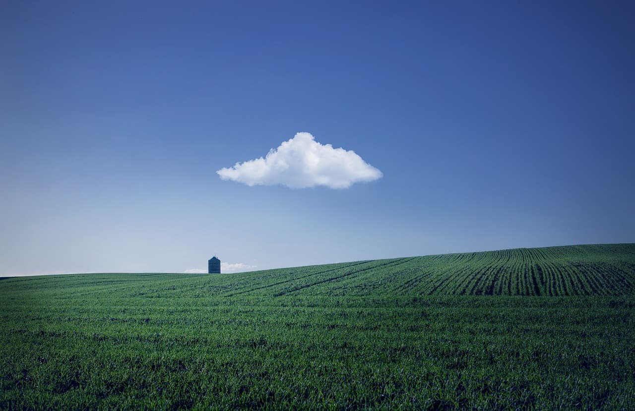 Campos de cultivo con una casa de labranza, en el chat de La Paz