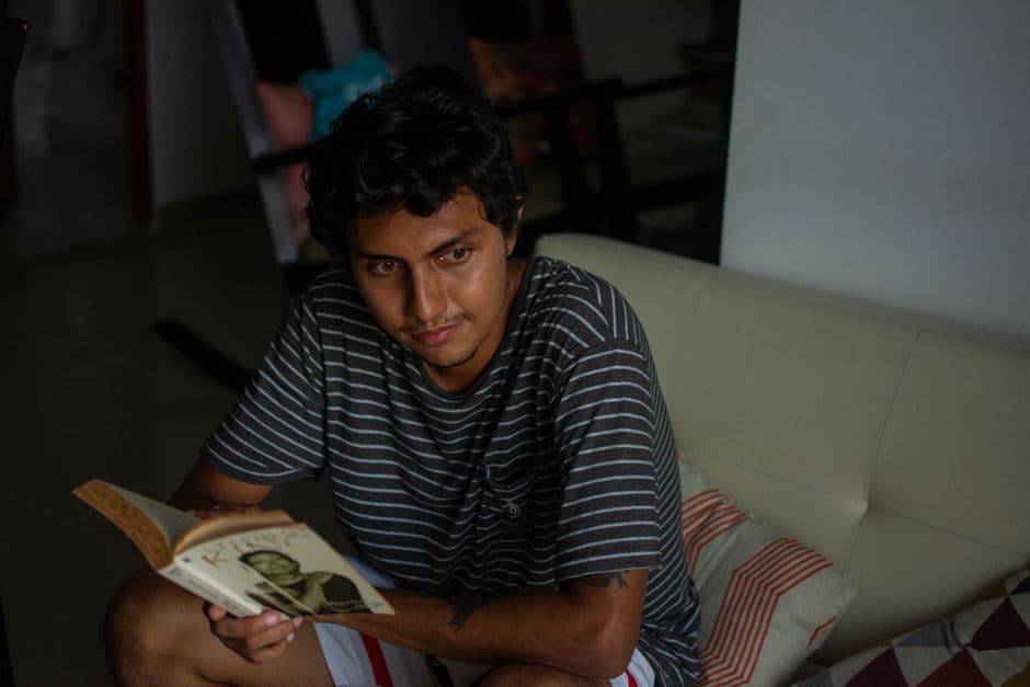 Hombre sentado con un libro, en el chat de Simón Bolívar