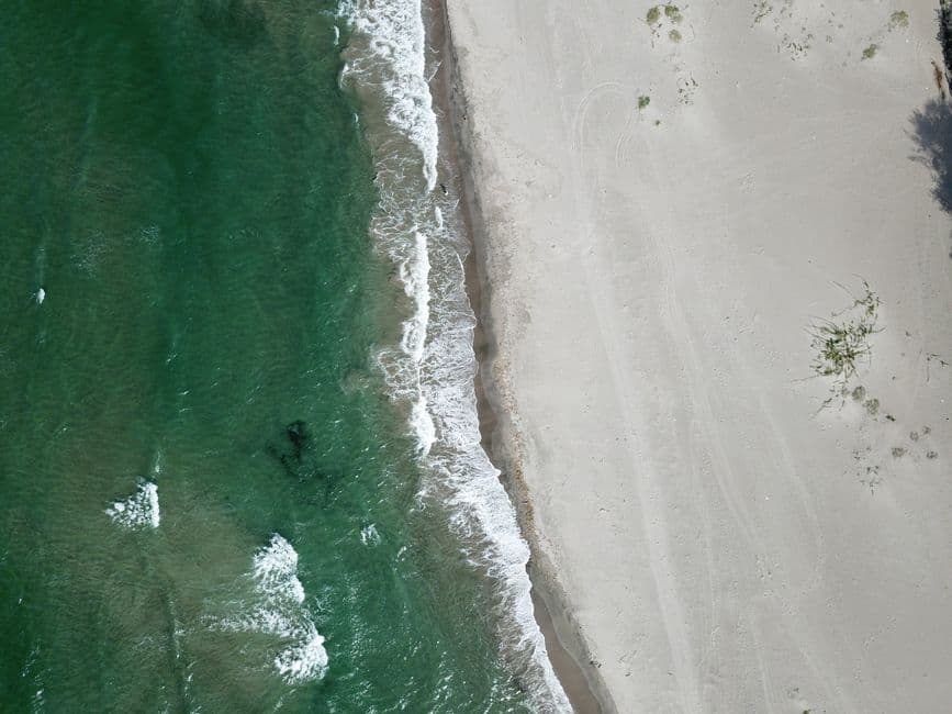 Vista aérea de olas rompiendo contra la orilla, en el chat de El Triunfo