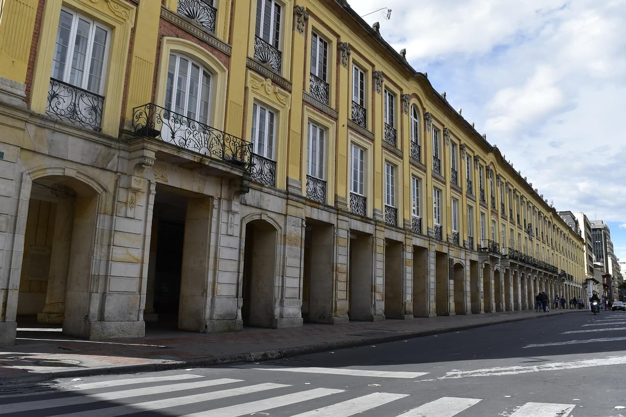 Edificio institucional de gran tamaño, en el chat de Villeta