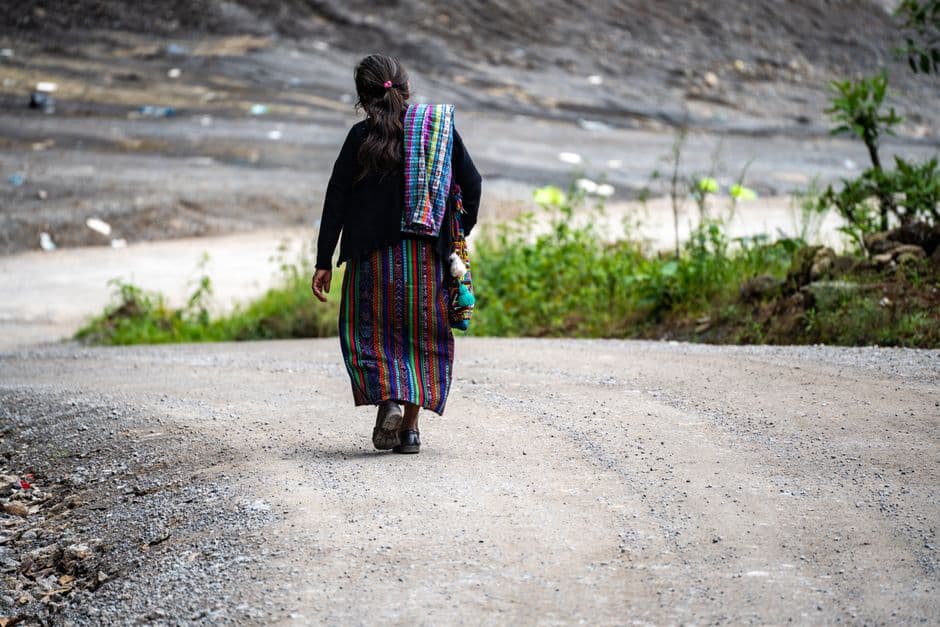 Mujer guatemalteca caminando por un sendero rural, en el chat de El Asintal
