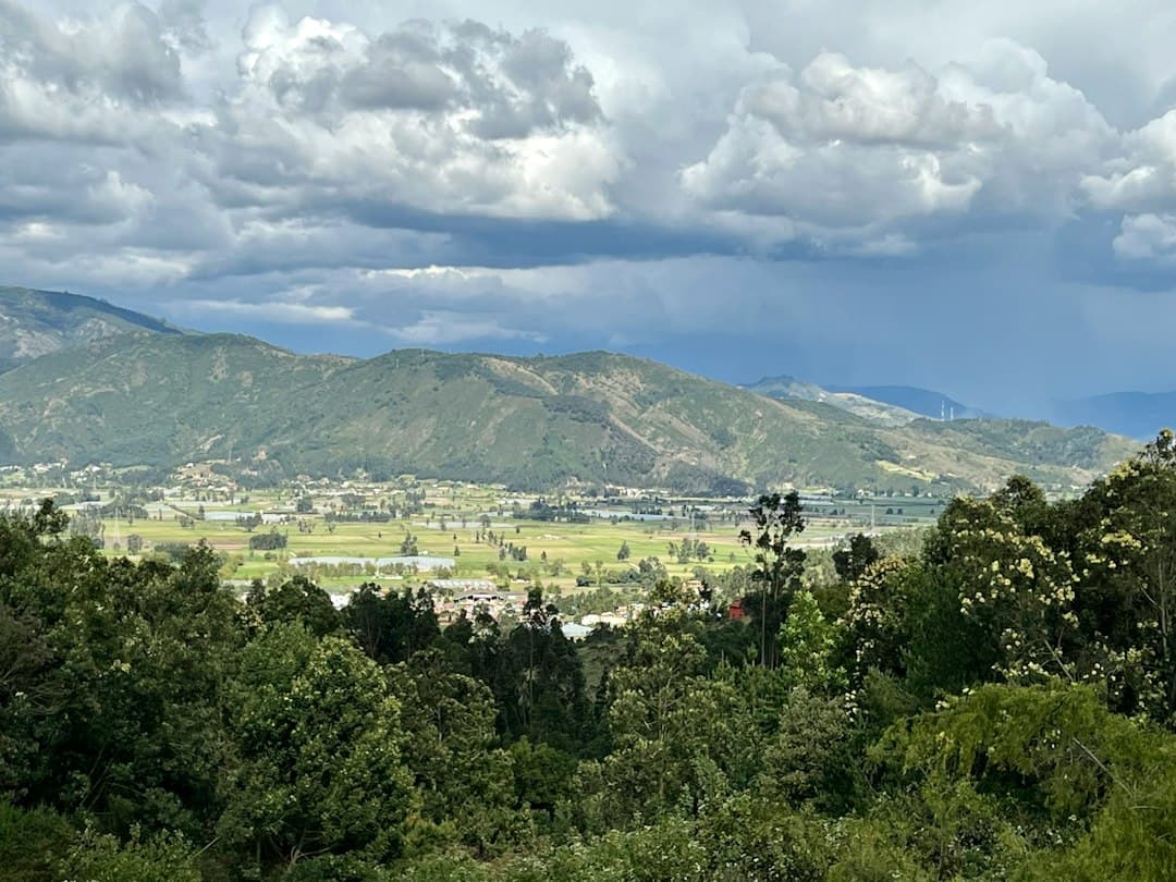 Vista de un valle con montañas al fondo, en el chat de Andes