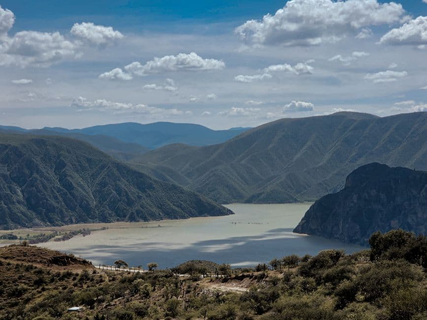 Vista de un embalse rodeado de campo, en el chat de Mezquitic