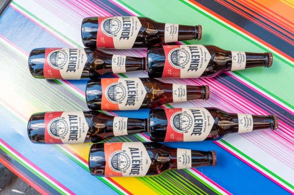 Botellas de cerveza mexicana sobre una mesa, en el chat de Allende