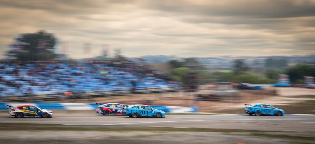 Coches compitiendo en una pista de carreras, en la sala de chat de Ciudad de la Costa