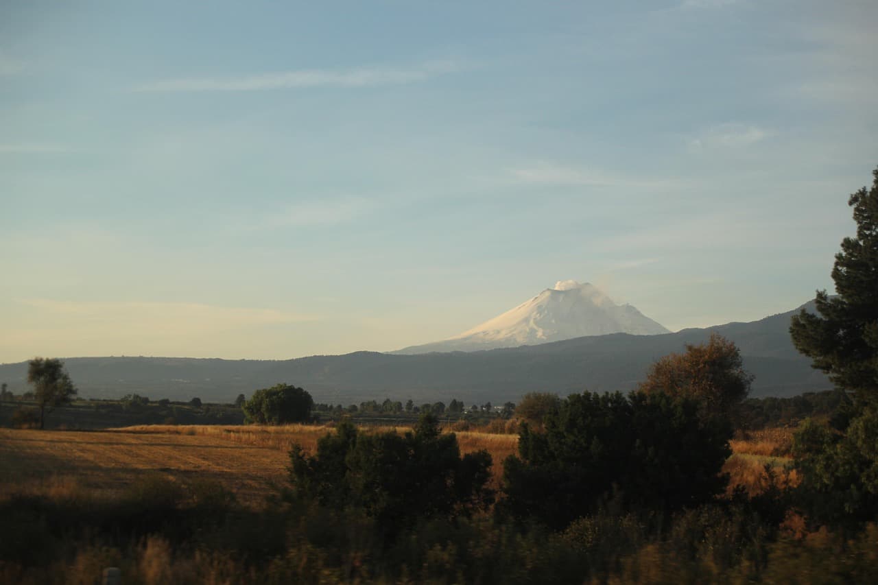 Volcán y montaña recortados en el horizonte, en el chat de Coxcatlán