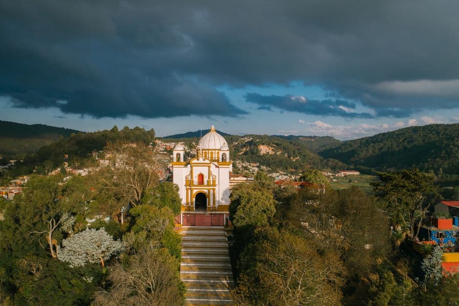 Camino con escaleras entre montañas, en el chat de Santa María Chilchotla