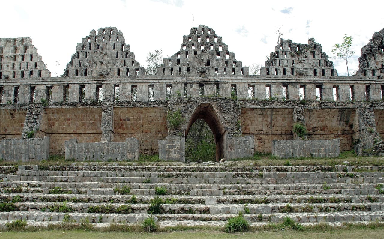 Templo de piedra de una antigua cultura maya, en el chat de El Llano