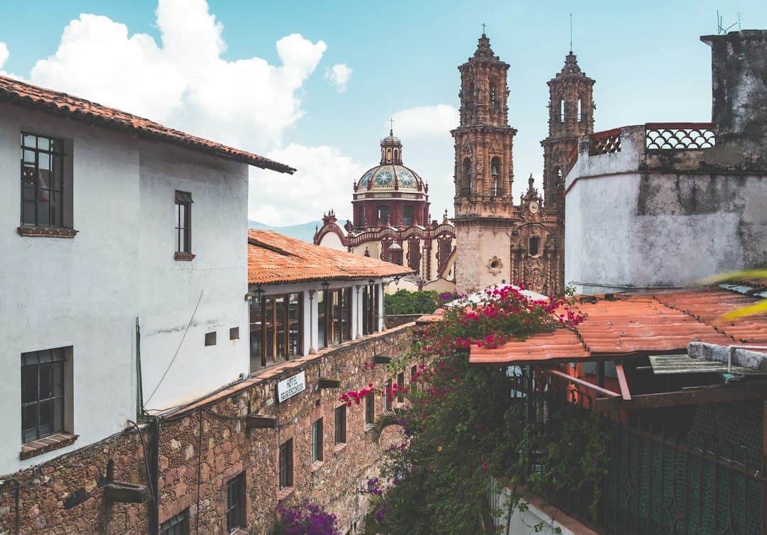 Edificio con una torre de reloj al fondo, en el chat de Florencio Villarreal