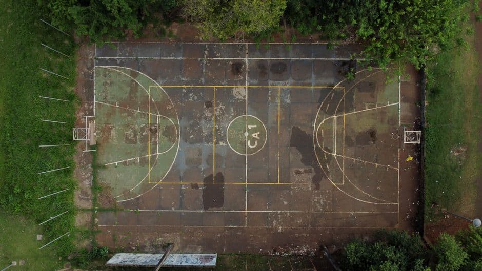 Cancha de baloncesto vacía en la sala de chat de Capiatá