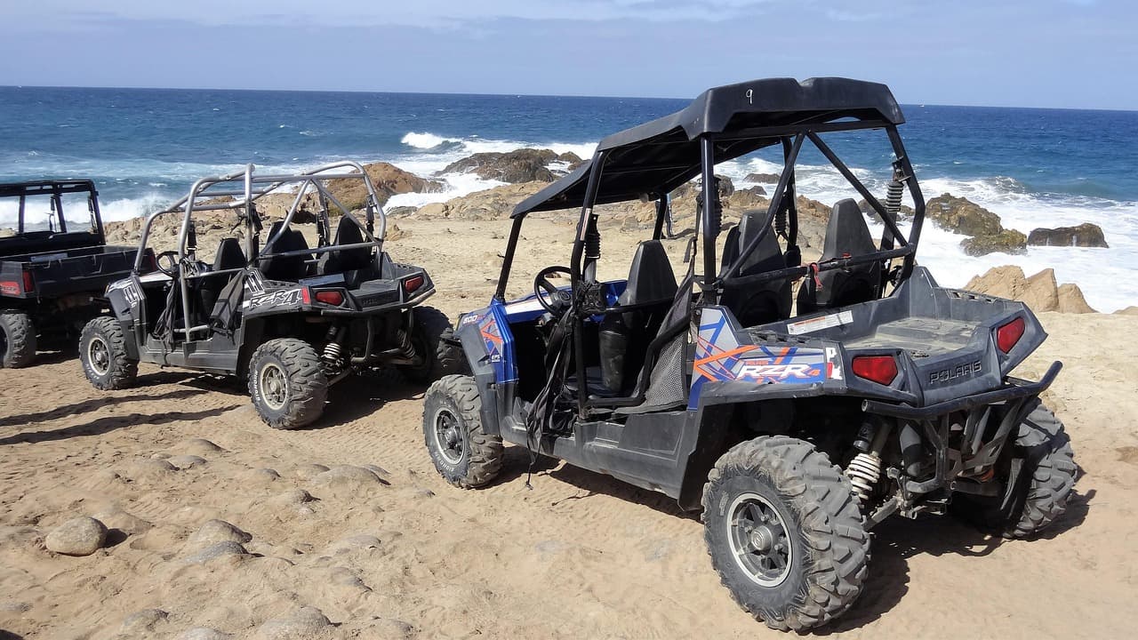 Buggy recorriendo dunas de arena en una aventura deportiva, en el chat de San Lucas Ojitlán