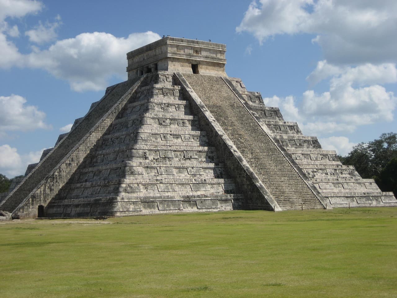 Pirámide escalonada de una antigua ciudad maya, en el chat de Castillo de Teayo