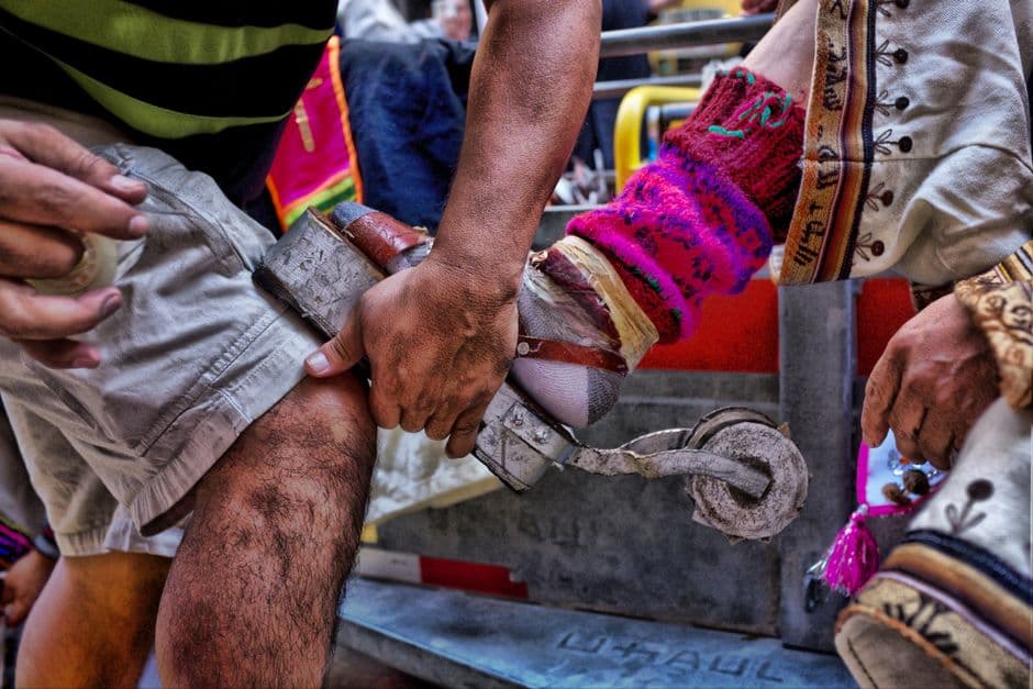 Hombres probándose zapatos, en el chat de Chilchotla