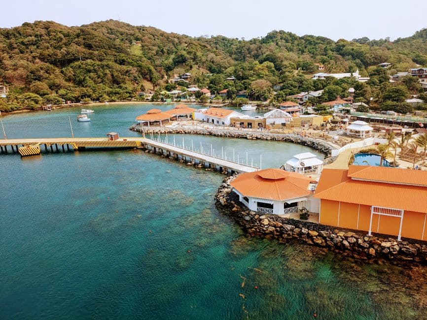 Vista aérea de un muelle costero, en el chat de Sonaguera