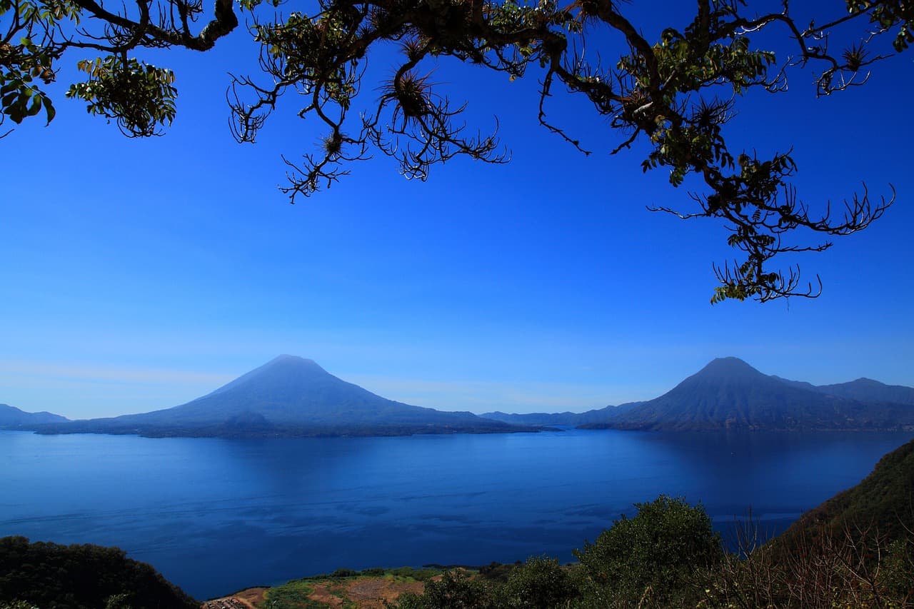 Lago de Centroamérica rodeado de vegetación, en el chat de Chicamán