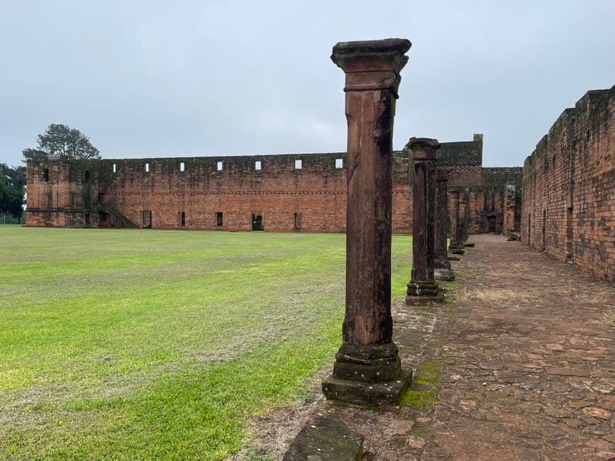 Ruinas antiguas de una misión jesuita en Paraguay, en la sala de chat de Limpio