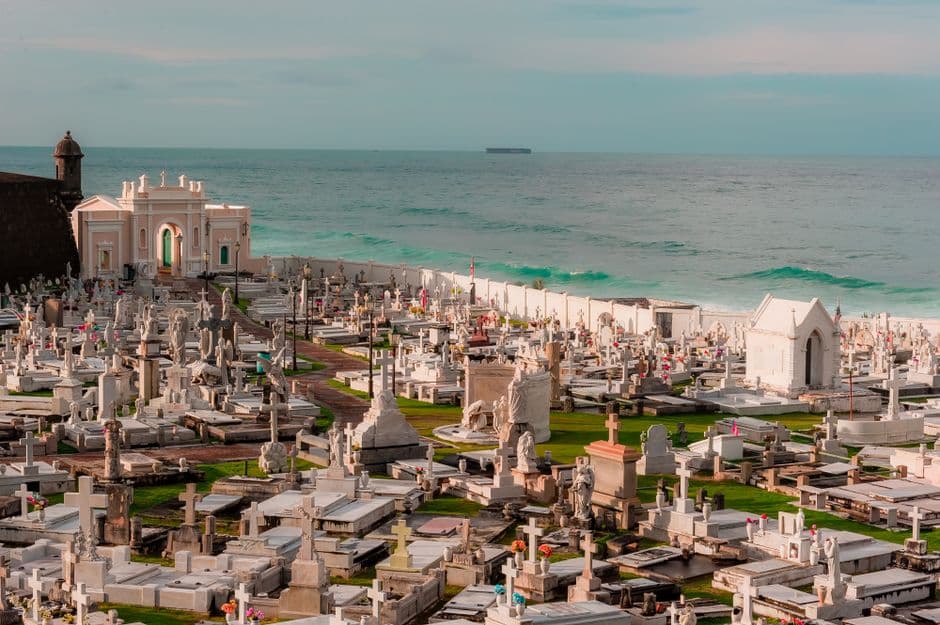 Vista aérea de un cementerio cerca del mar, en el chat de San Juan Bautista