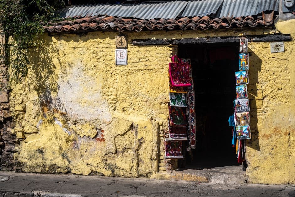 Puesto de mercado rústico en la calle, en el chat de Yepocapa