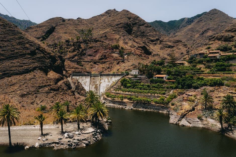 Paisaje de una presa entre montañas, en el chat de Barranco