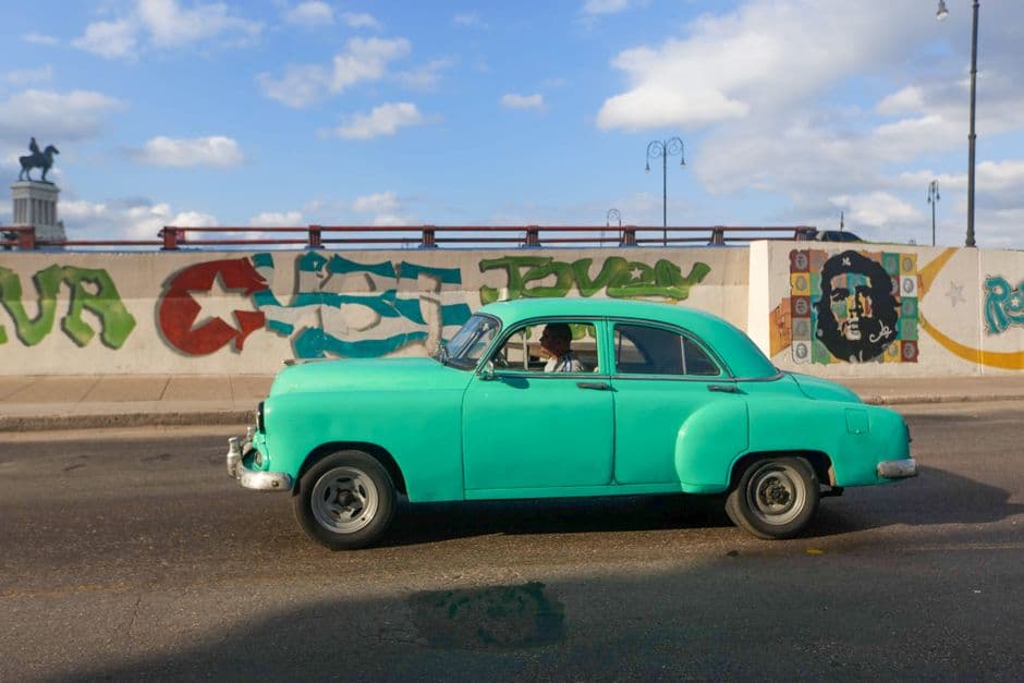Coche clásico en la carretera, en el chat de Jatibonico