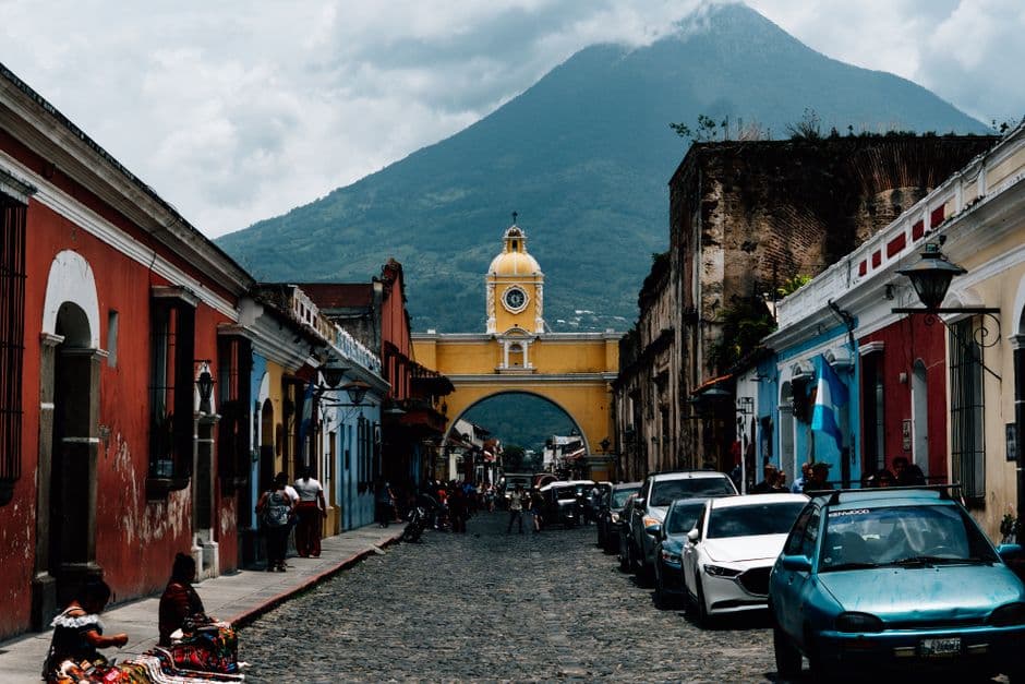 Calle animada con un volcán al fondo, en el chat de San Cristóbal Totonicapán