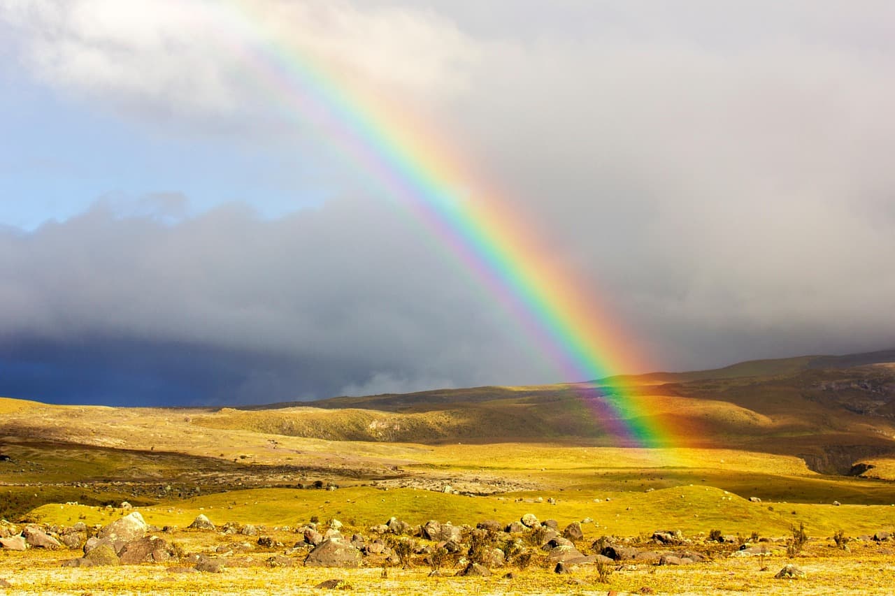 Piedras de colores del arcoíris, en el chat de Rocafuerte