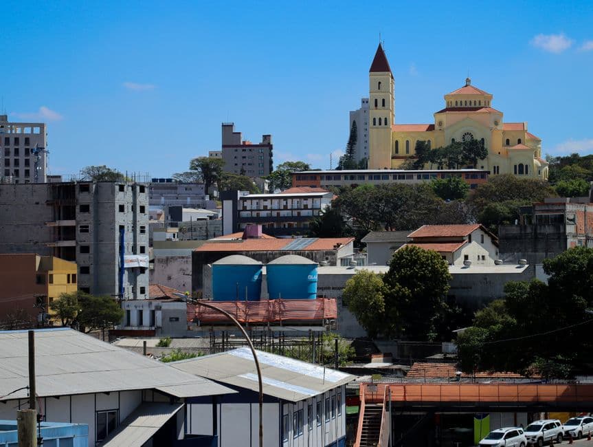 Paisaje urbano colorido con iglesia histórica, en el chat de Lambaré