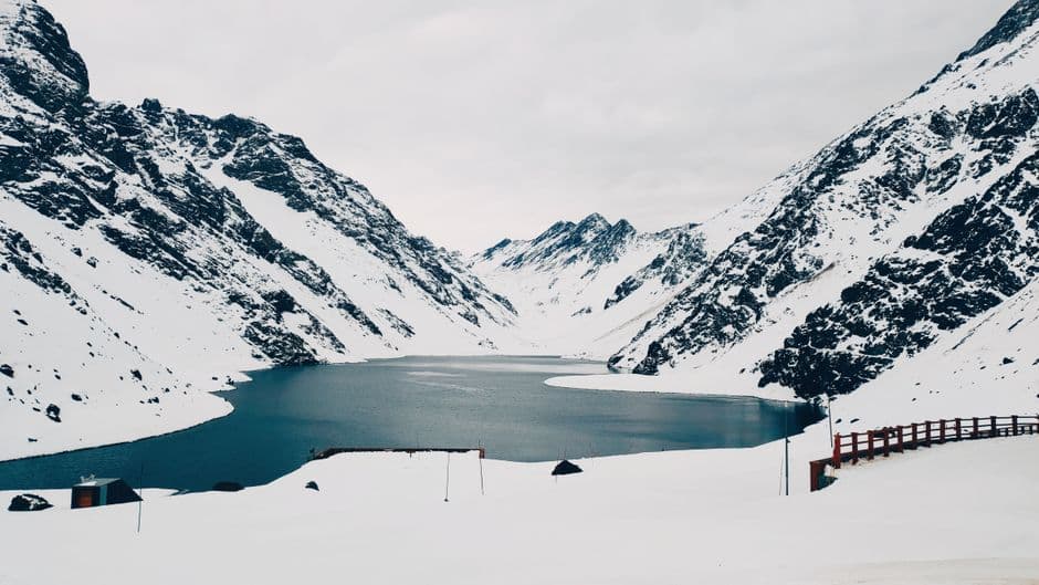 Lago en un paisaje de invierno, en el chat de Nieva