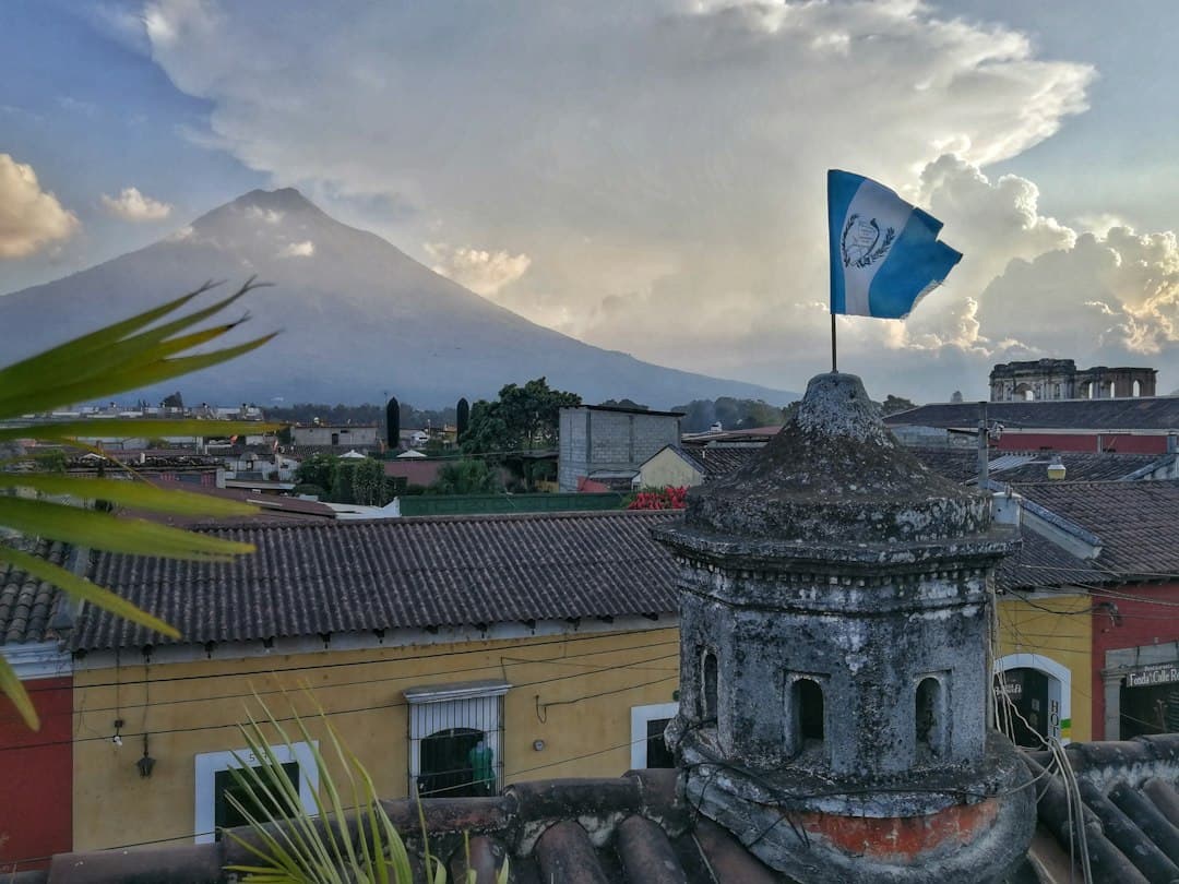 Bandera ondeando en lo alto de un edificio alto, en el chat de Sanarate
