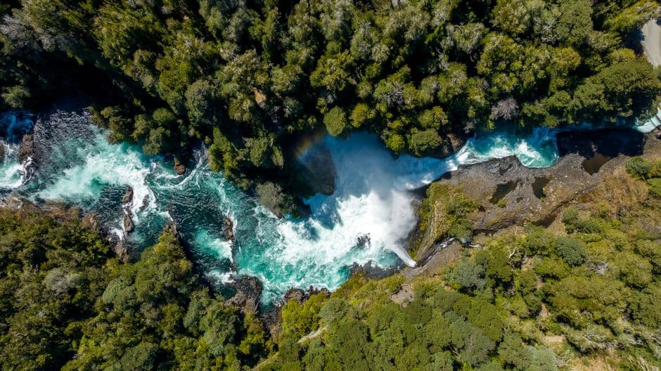 Vista aérea de una cascada de agua turquesa, en el chat de Tomé