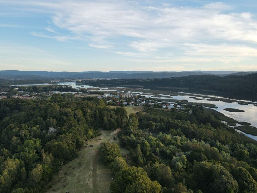 Vista aérea de un paisaje verde y un río en Chile, en el chat de Alerce
