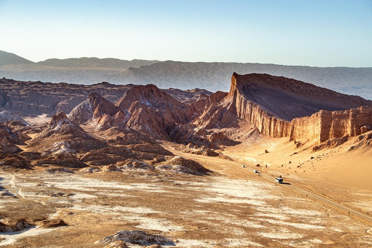 Dunas de arena del desierto junto a la playa, en el chat de Concón