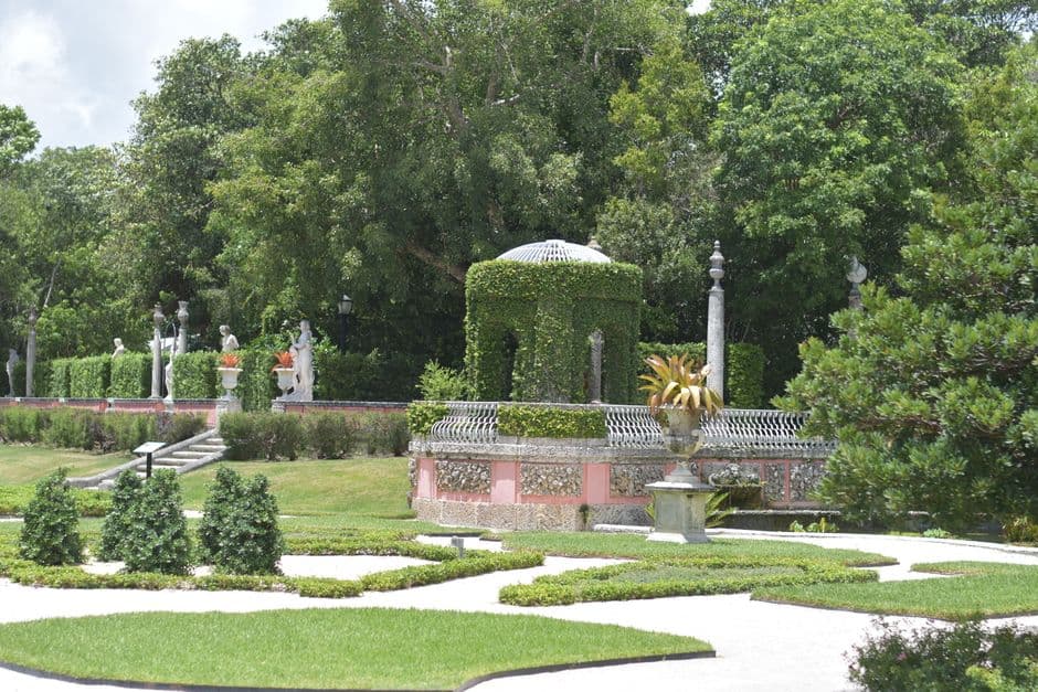 Jardín verde con senderos arbolados, en la sala de chat de Vizcaya