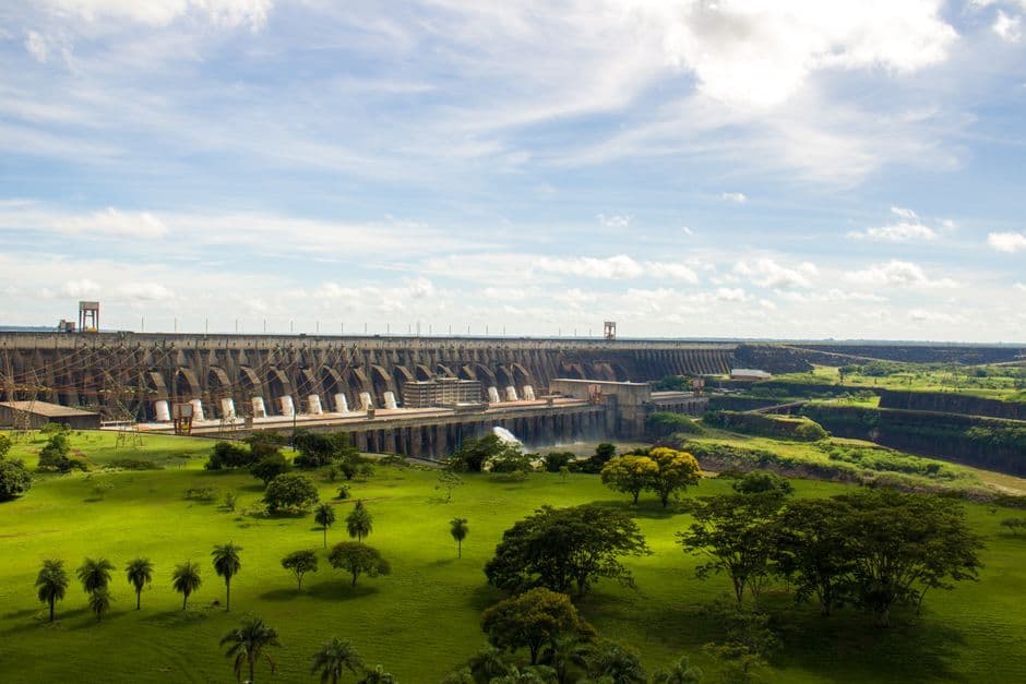 Presa sobre el río Itaipu en Paraguay, vista panorámica, en el chat de Ñemby