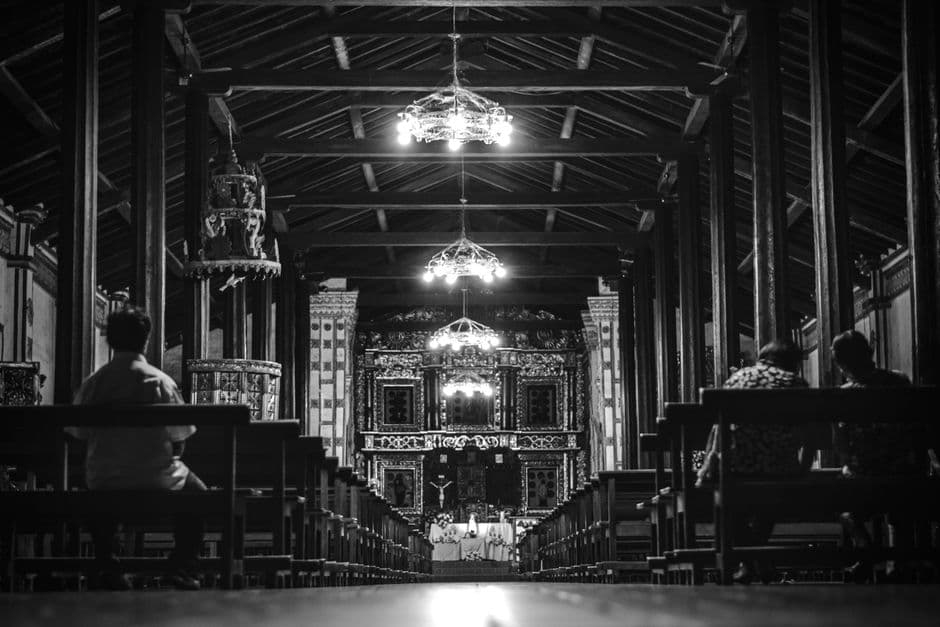 Personas sentadas dentro de una iglesia, en blanco y negro, en el chat de San José de Bocay