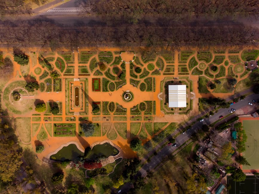 Vista aérea del jardín junto a carretera, en el chat de Fernando de la Mora