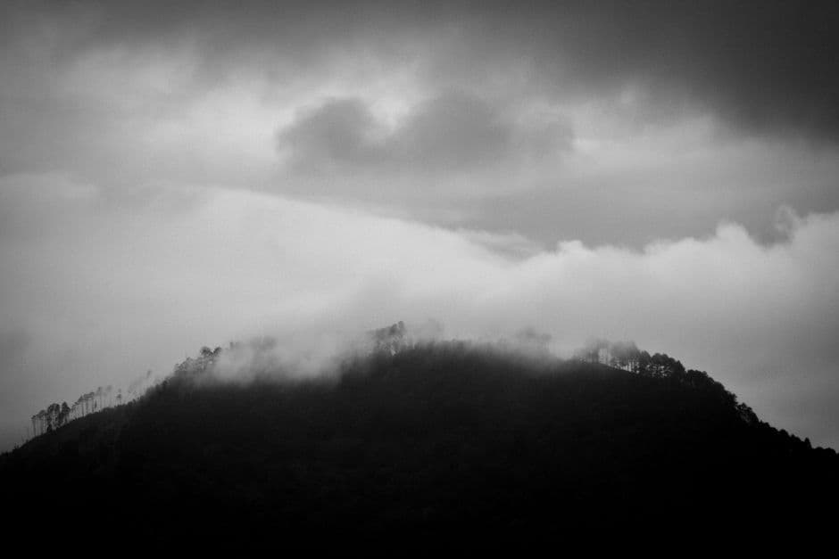 Montañas entre la niebla en blanco y negro, en el chat de Teupasenti