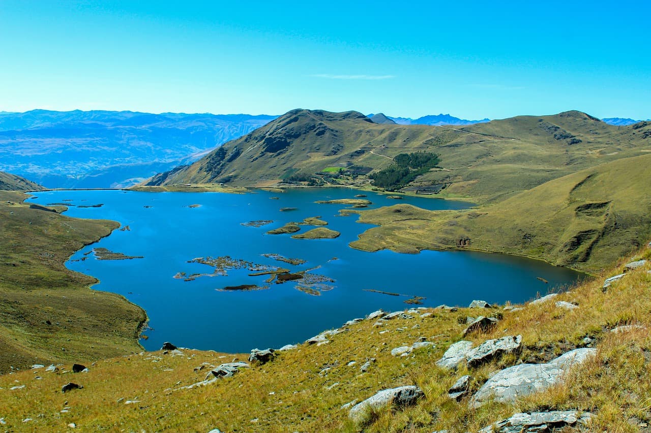 Lago al pie de una cumbre montañosa, en el chat de Huamachuco