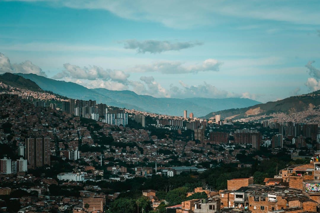 Vista de una ciudad con montañas al fondo, en el chat de Yarumal