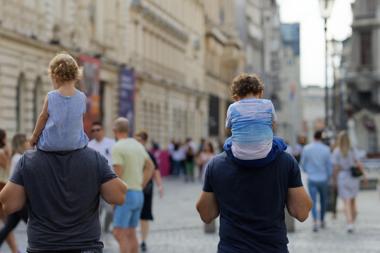 Gente paseando por un paseo con niños, en el chat de Colina