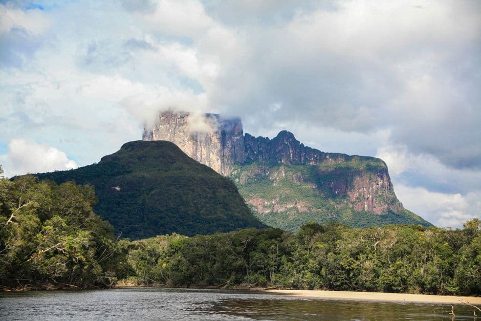 Montaña bajo un cielo nublado, en el chat de Cocorote