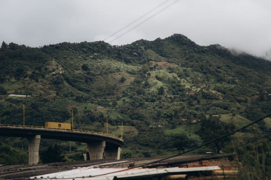 Montaña verde bajo un cielo blanco, en el chat de Tuchín