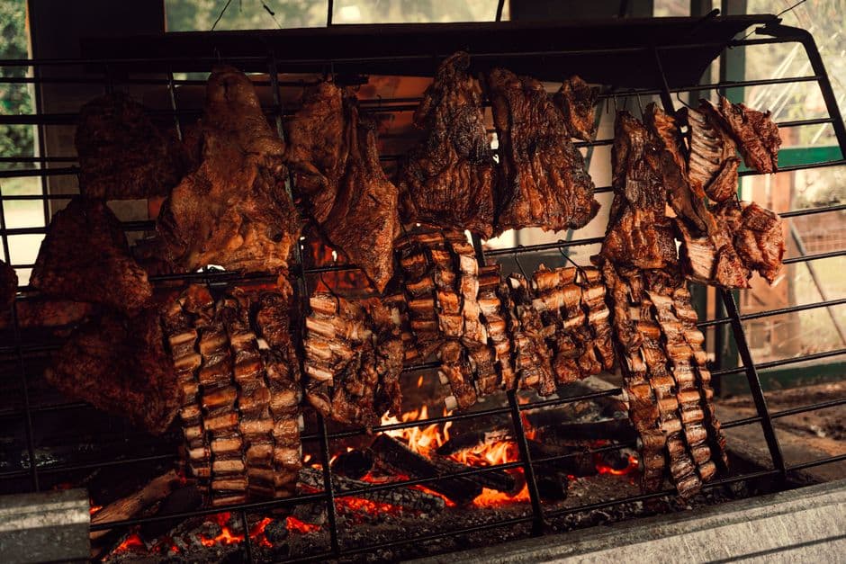 Asado argentino cocinándose a la parrilla, en el chat de Barbacoas