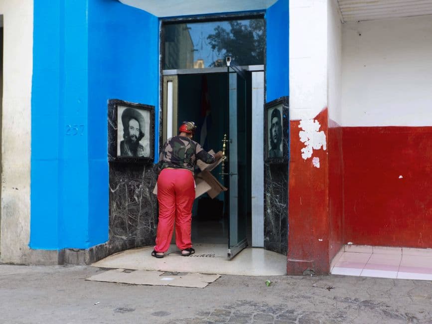 Mujer caminando hacia una puerta, en el chat de Niquero