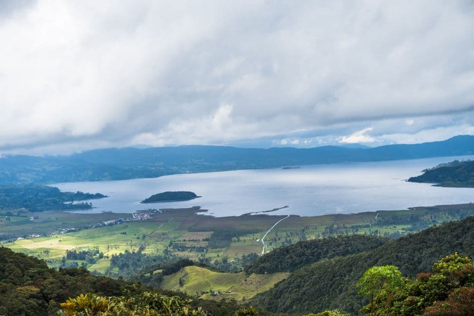 Colinas alrededor de un lago, en el chat de Túquerres